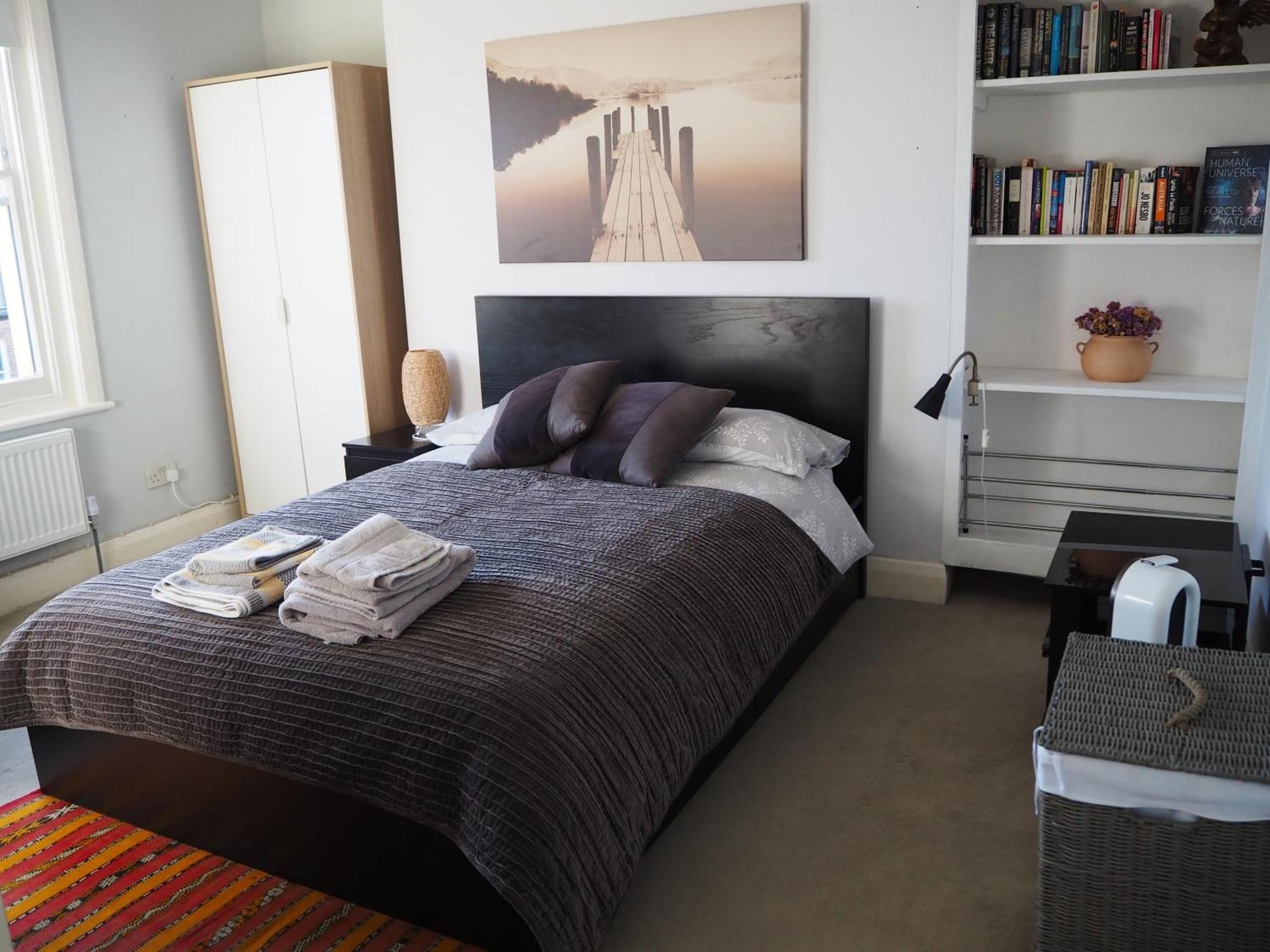 Stunning House Overlooking Local Park Holiday home London