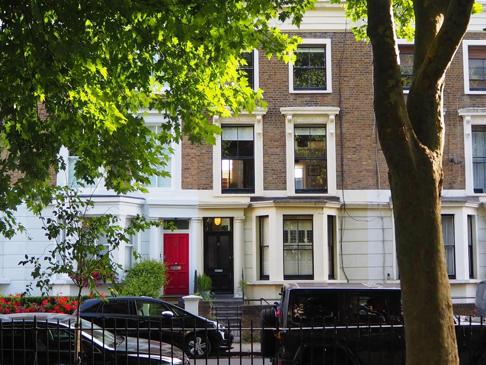 Stunning House Overlooking Local Park Holiday home London